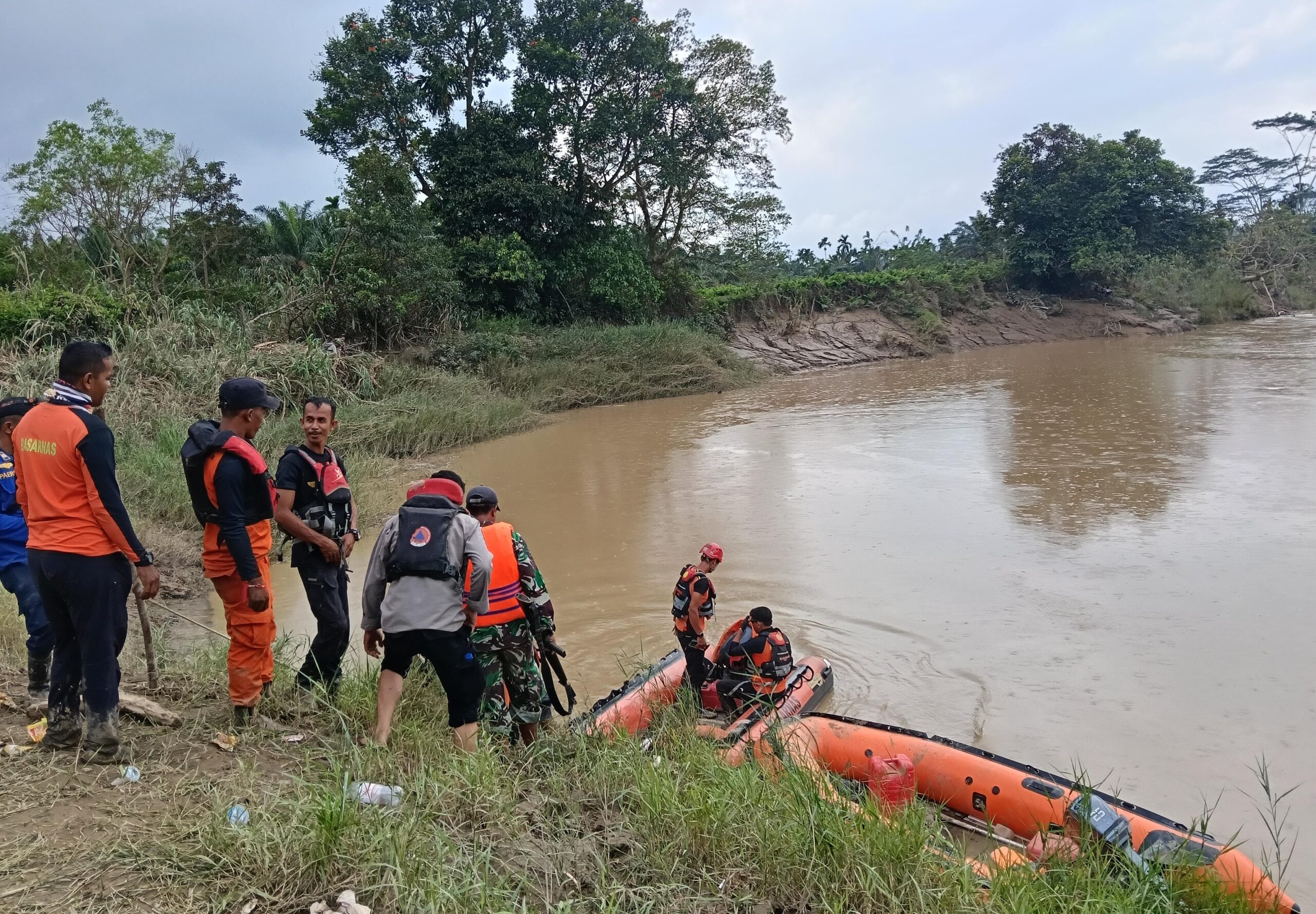 Teks Foto : PENCARIAN: Tim SAR bersama Satgas BPBD Aceh Timur dan TNI/Polri, menyisir aliran sungai DK-1 Dusun Dataran Indah Gampong Peunaron Baru, Peunaron, Aceh Timur, Minggu (4/1). Foto: MH Ishak