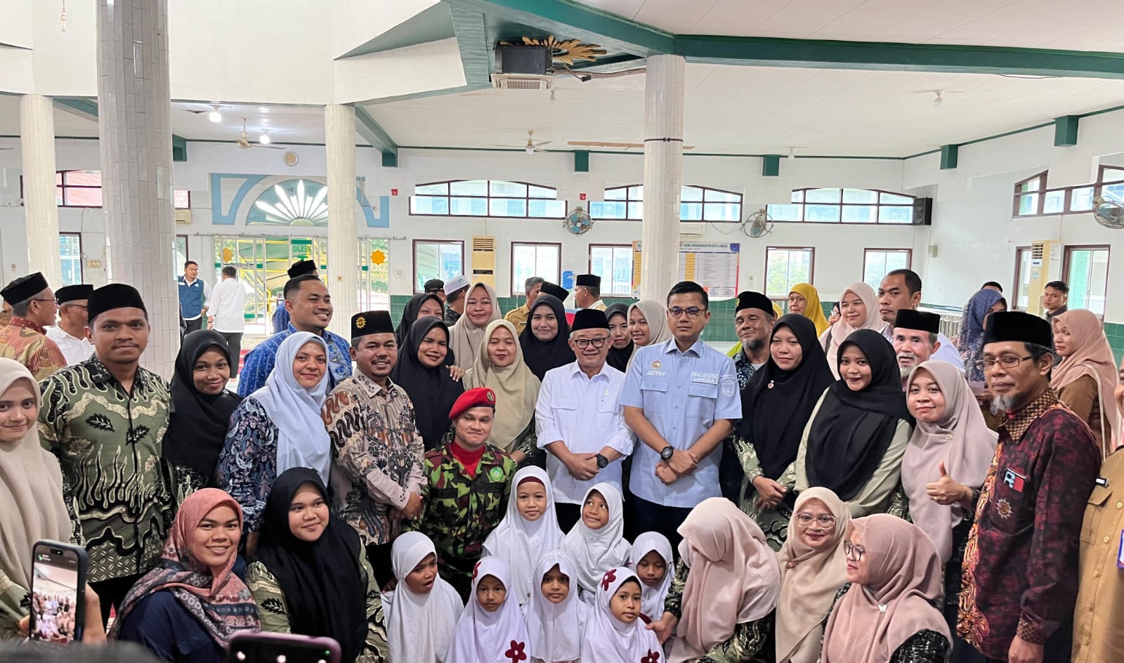 Teks Foto: Mendiknasmen, Prof. Dr. Abdul Mu’ti, M.Ed, Wali Kota Langsa, Jeffry Sentana S Putra serta Kepala SD 2 Muhammadiyah Langsa Hamdani saat mengunjungi SD 2 Muhammadiyah Langsa, Senin (5 /1). Foto: Munawar). 