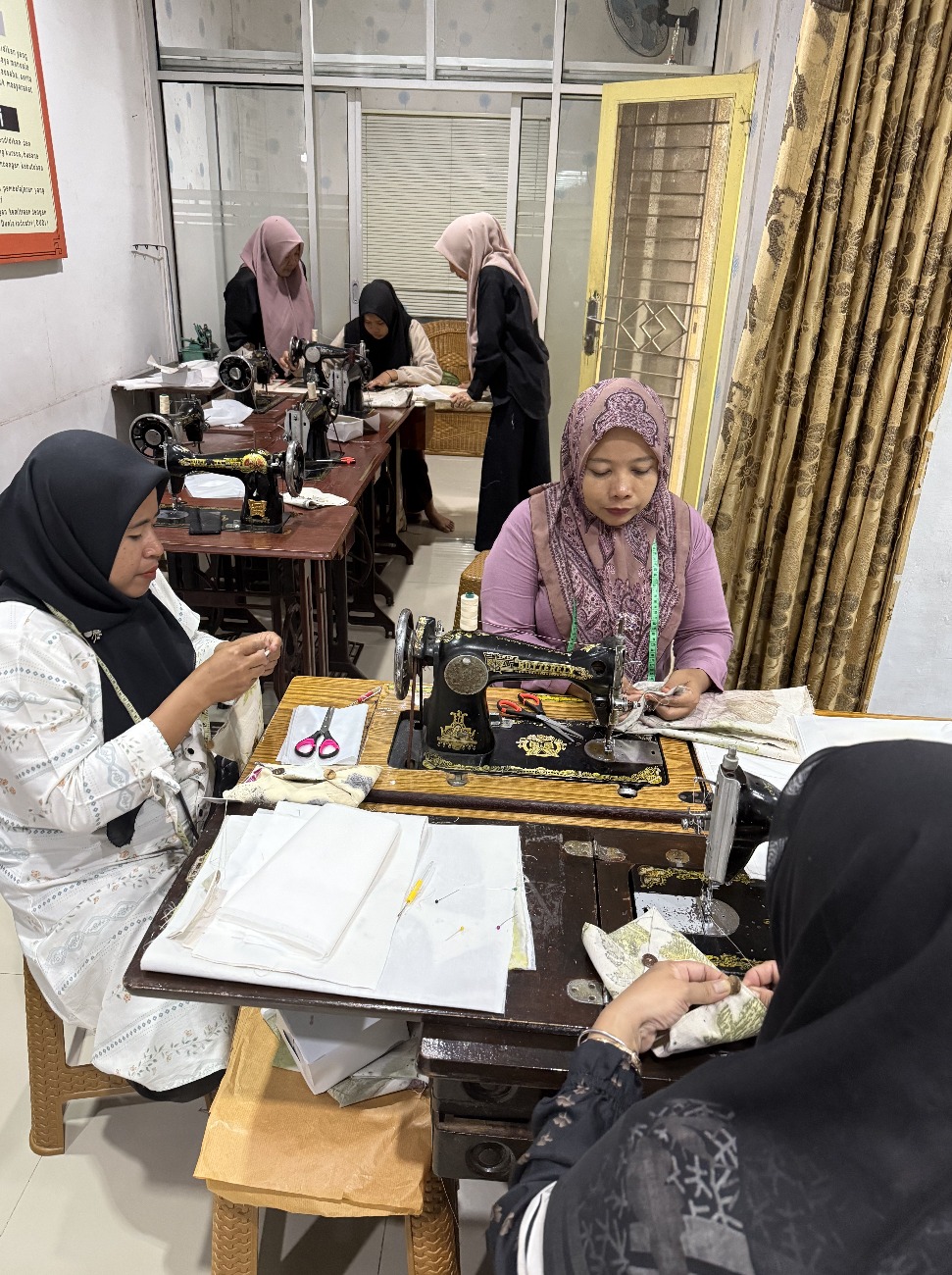 Teks Foto: KELOMPOK binaan WATAMA Ecoprint ikuti program pelatihan yang diadakan PLN IP UBP Pangkalansusu.Ist