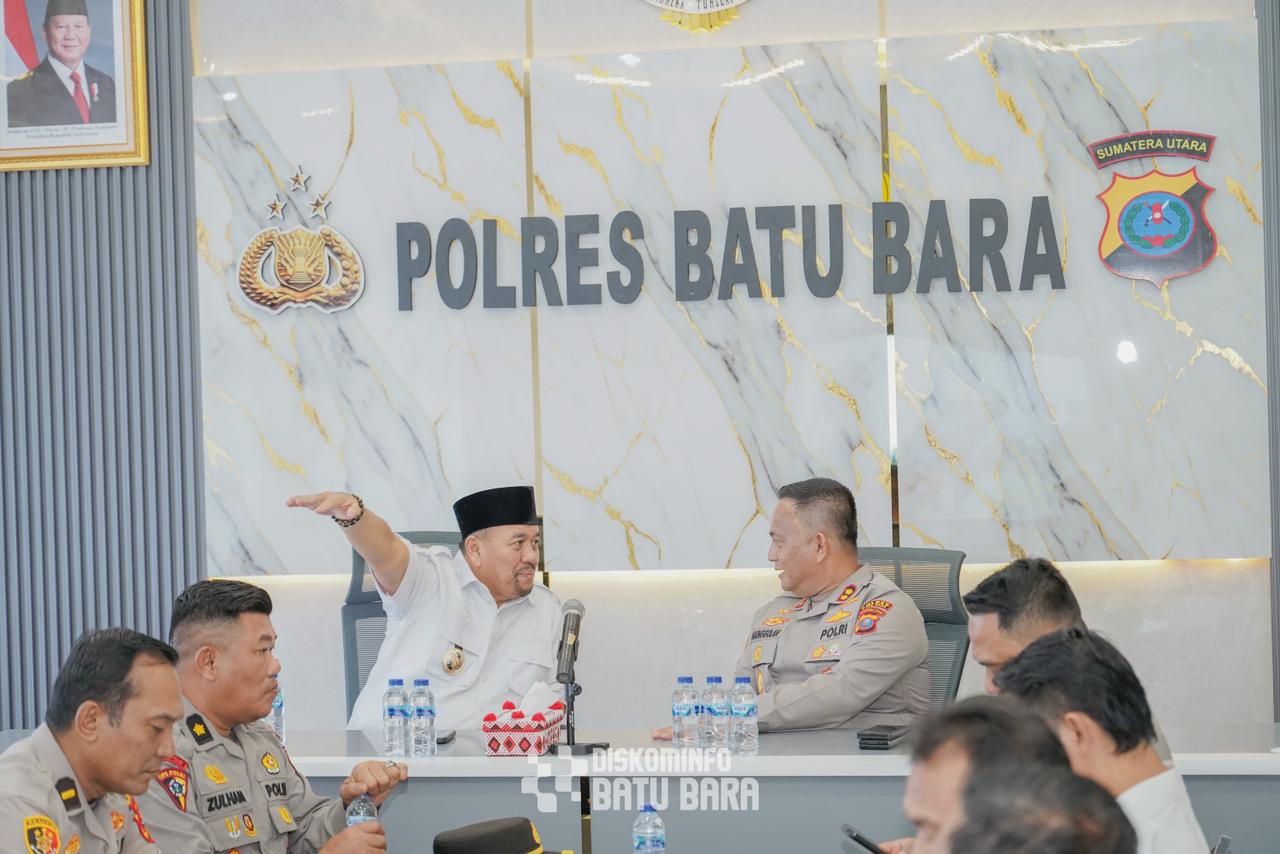 Teks fhoto: Bupati Batubara H. Baharuddin Siagian, SH., M.Si bersama Kapolres Batubara AKBP Doly Nelson H.H Nainggolan SH,MH menghadiri Panen Raya dan Pengumuman Swasembada Pangan Nasional bersama Presiden Republik Indonesia Prabowo Subianto melalui video conference (zoom meeting) di Aula Mako Polres Batubara Kecamatan Lima Puluh, Rabu (7/1/2026).beritasore/alirsyah
