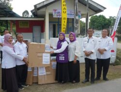 Ny Yusnila Indriati Taufik Serahkan Bantuan Meja Dan Kursi Untuk Posyandu