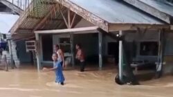 Teks Foto : EVAKUASI: Personel kepolisian mengevakuasi warga yang terjebak banjir di Alue Ie Mirah, Indra Makmu, Aceh Timur, Kamis (8/1). Foto: Muhammad Ishak