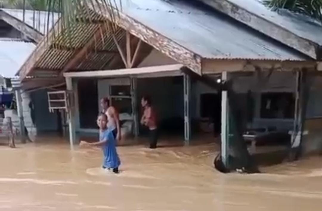 Teks Foto : EVAKUASI: Personel kepolisian mengevakuasi warga yang terjebak banjir di Alue Ie Mirah, Indra Makmu, Aceh Timur, Kamis (8/1). Foto: Muhammad Ishak
