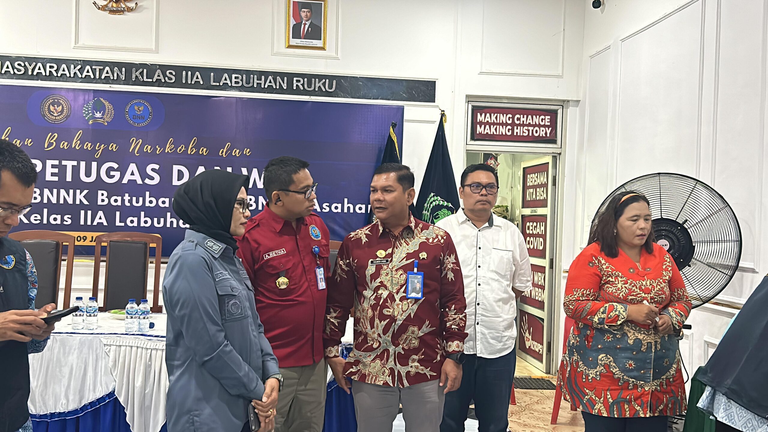 Teks fhoto Lembaga Pemasyarakatan Kelas IIA Labuhan Ruku menggelar kegiatan tes urine bagi Pegawai dan Warga Binaan Pemasyarakatan (WBP) di Aula Lapas Jum’ at(9/1-2026).