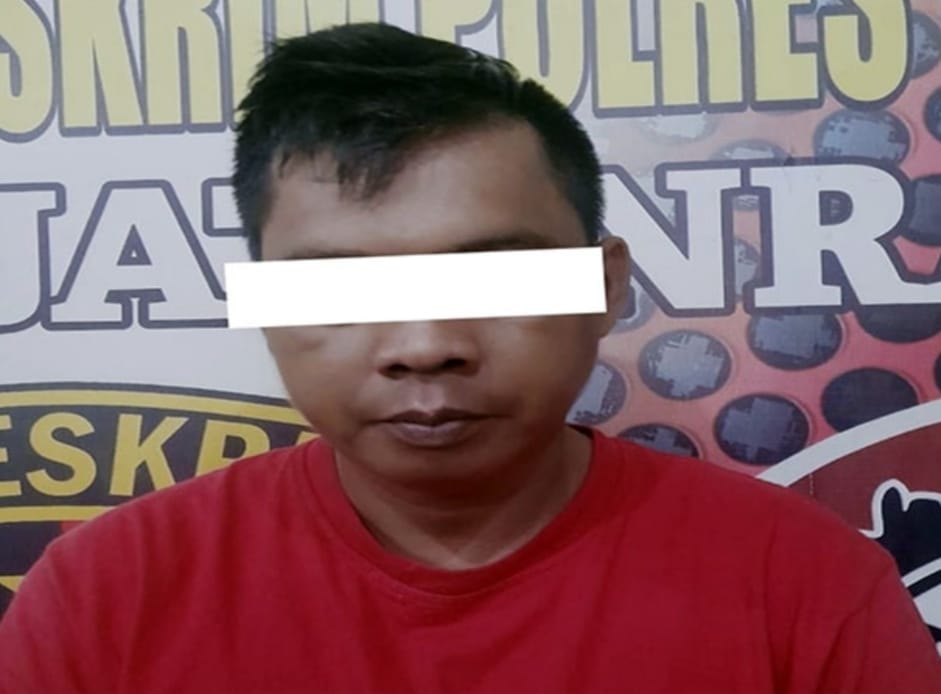 Teks fhoto A (44), warga Kecamatan Talawi, Kabupaten Batubara terduga melakukan tindak pidana pencabulan terhadap anak di bawah umur ditangkap Polres Batubara Minggu (11/1/2026). beritasore/alirsyah