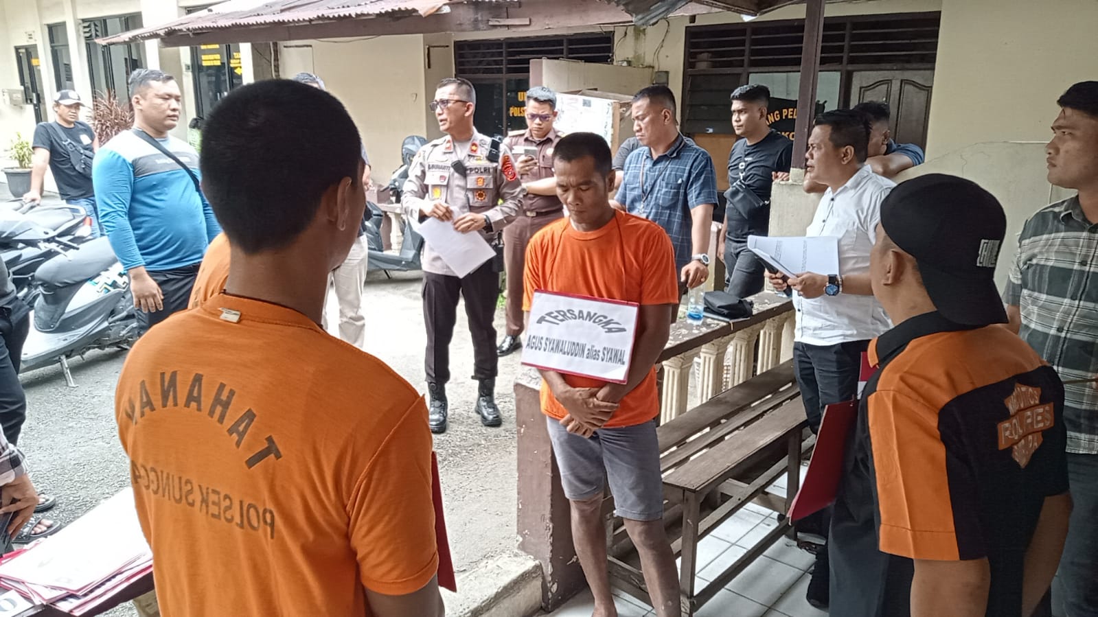 Rekontruksi Kasus Penganiayaan di halaman Polsek Sunggal