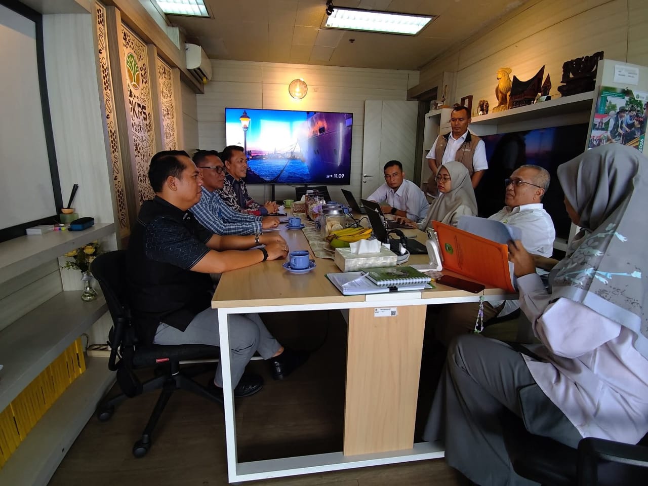 Keterangan Gambar: Bupati Palas Putra Mahkota Alam Hasibuan SE menyambangi Kemenhut RI untuk kesejahteraan masyarakat Palas. Selasa (13/1) (Berita/Ist)