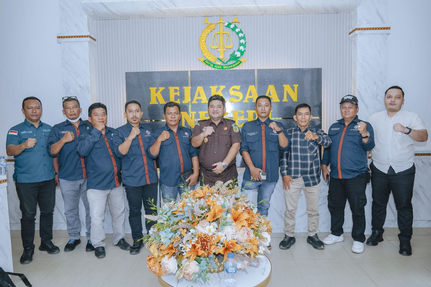 Teks foto: Kajari Batubara Fransisco dan pengurus IWO Batubara berfoto bersama usai audiensi.( Foto ist)