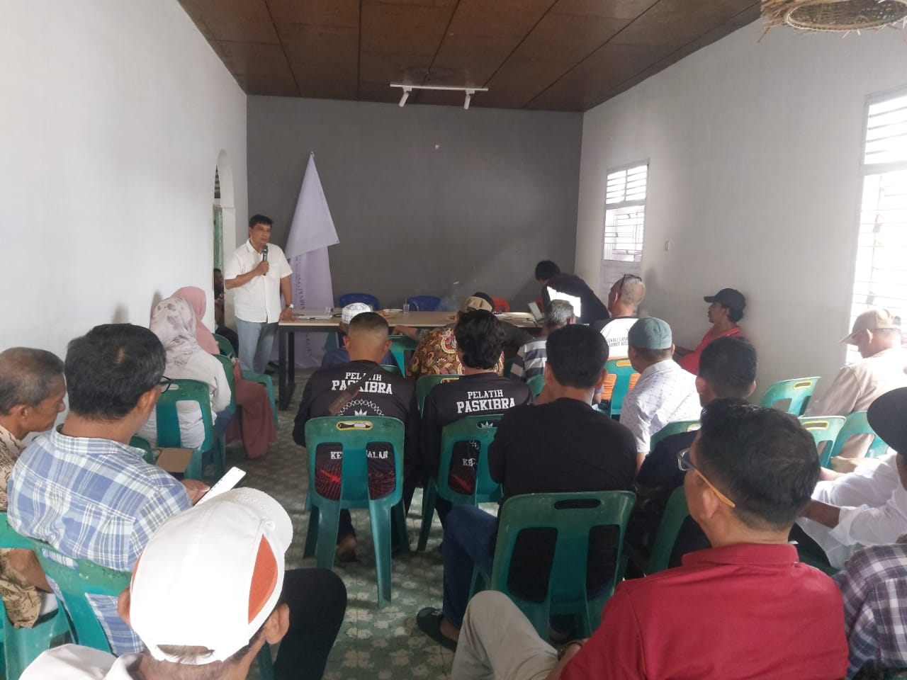 Teks Foto  Peserta Diskusi dan Silaturahmi tentang Pembangunan Kota Pangkalan foto bersama di Kantor CCM Gg Melur Kelurahan Brandan Timur Baru Kecamatan Babalan, Jumat (16/1/26). Beritasore.co.id /Boy Aprizal