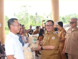 Wali Kota Gunungsitoli Serahkan Bantuan Benih Dan Saprodi Pertanian Kepada Kelompok Tani