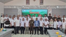 Keterangan foto: Kajari Langsa foto bersama dengan peserta FGD. (Foto: Ibnu Sa'dan)