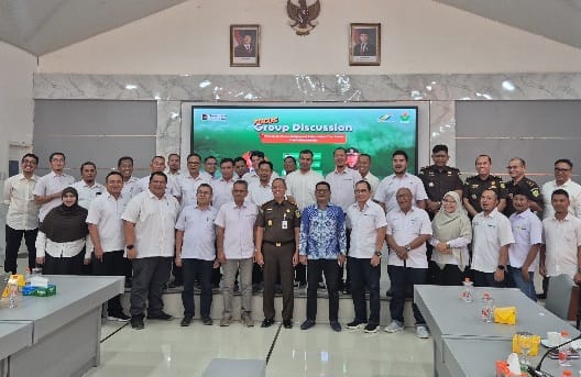 Keterangan foto: Kajari Langsa foto bersama dengan peserta FGD. (Foto: Ibnu Sa'dan)