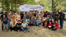 Teks Foto: Anggota dan Dewan Pengurus Wilayah KAMKA (Keluarga Muslim Karo) Aceh foto bersama usai menggelar syukuran milad pertama mereka di pantai Leupung, Aceh Besar, Minggu (18/01/2026), yang digelar pagi hingga sore.(Ist)
