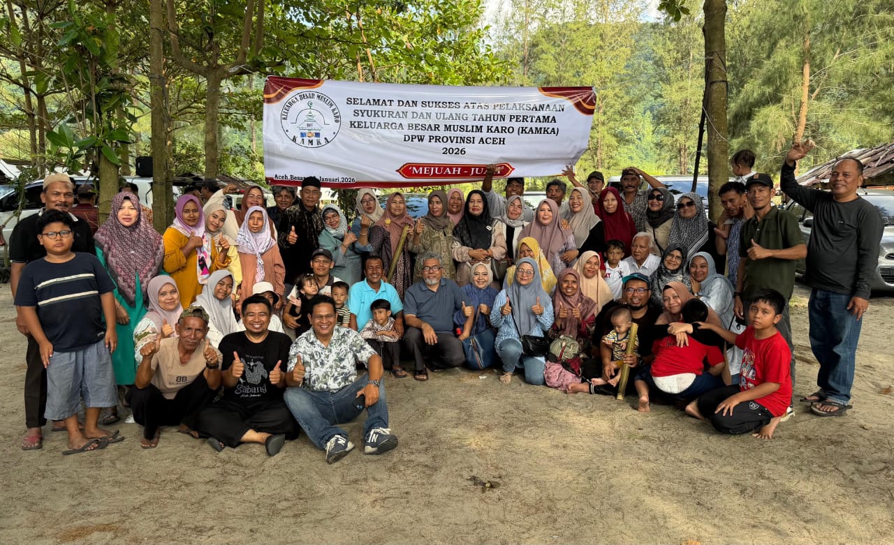 Teks Foto: Anggota dan Dewan Pengurus Wilayah KAMKA (Keluarga Muslim Karo) Aceh foto bersama usai menggelar syukuran milad pertama mereka di pantai Leupung, Aceh Besar, Minggu (18/01/2026), yang digelar pagi hingga sore.(Ist)