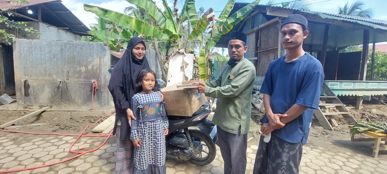 Teks foto: Relawan salurkan Wakaf al'quran ke sejumlah dayah dan balai pengajian di Pidie Jaya, Selasa (20/01/26).(Ist)