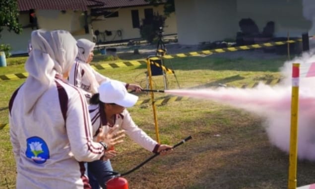 Teks fhoto Dorong Kesiapsiagaan dan Budaya K3 di Lingkungan Kerja, INALUM gelar lomba pemadam kebakaran. beritasore/alirsyah