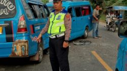 Teks Foto  Petugas Lantas Gebang  sedangkan menertibkan barang bukti lakalantas, Sabtu (24/1/26).Beritasore. co..id/ ist. 