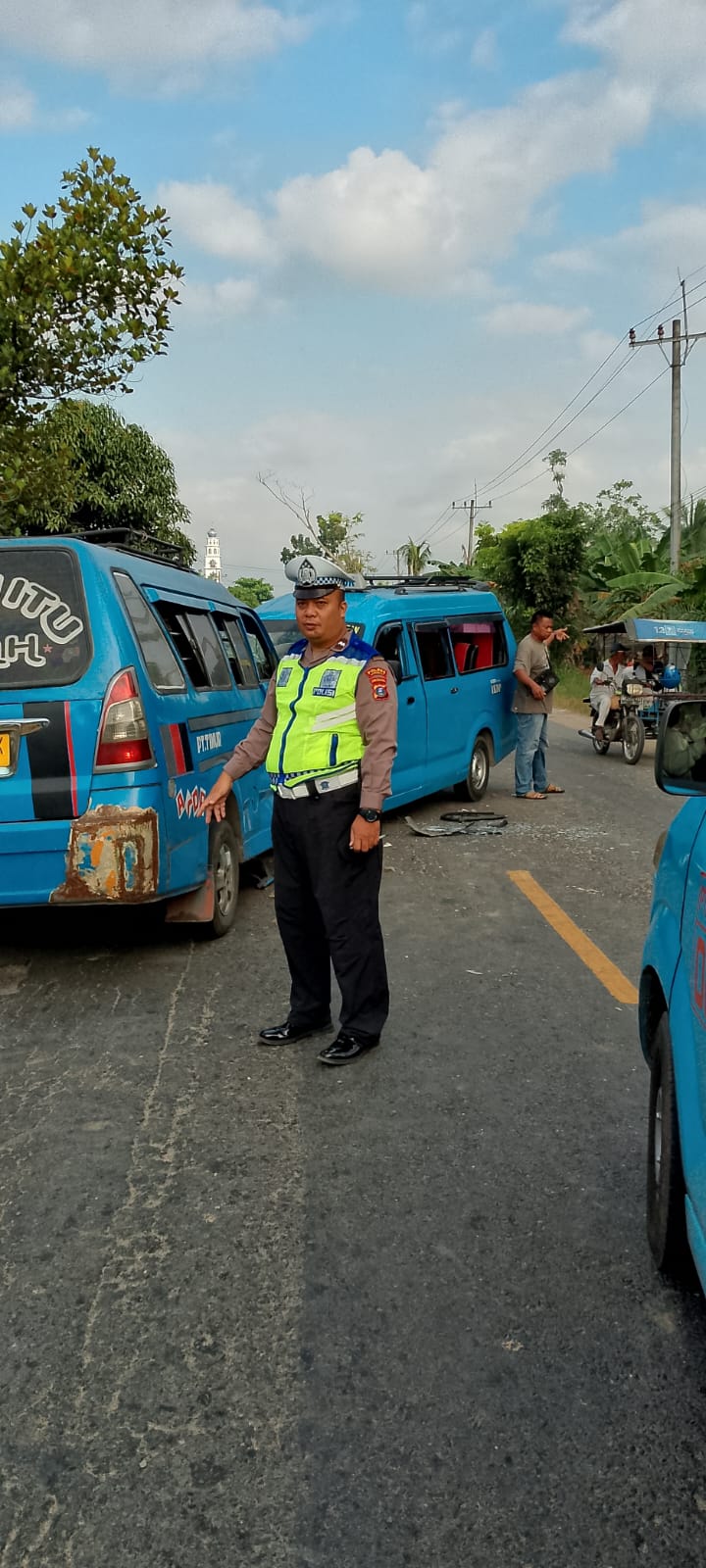 Teks Foto  Petugas Lantas Gebang  sedangkan menertibkan barang bukti lakalantas, Sabtu (24/1/26).Beritasore. co..id/ ist. 