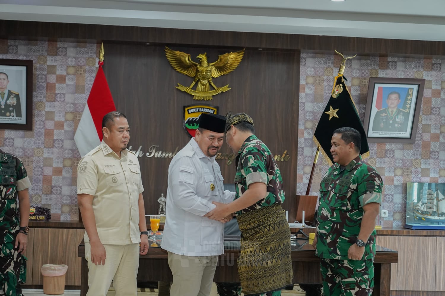 Teks fhoto perkuat sinergi antar Pemerintah, Tentara Nasional Indonesia (TNI) Bupati Batubara H.Baharuddin Siagian, S.H., M.Si dan Wakil Bupati Syafrizal, S.E., M.AP., melakukan audiensi dengan Panglima Komando Daerah Militer I/Bukit Barisan, Mayor Jenderal TNI Hendy Antariksa di Jalan Gatot Subroto Km. 7,5, Medan, Senin ( 26/1/2025).beritasore/ alirsyah