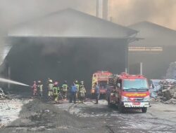 Pabrik Sandal Swallos Di Medan Deli Ludes Terbakar, 15 Jam Api Masih Berkobar