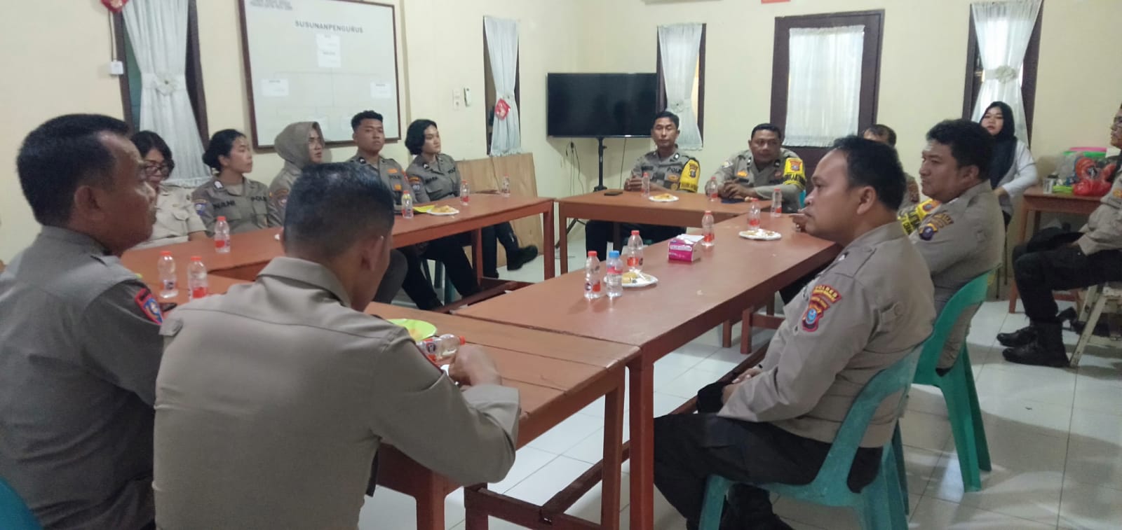 Teks foto: Kabid Kepala Bagian Bina Kewilayahan (Kasi Binev) Dit Binmas Polda Sumut, Kompol Binsar Hamonangan Sihotang, S.H., yang mewakili Kasubdit Bhabinkamtibmas AKBP Dorma Purba, S.Pd., M.Pd.dihadapan anggota Polres Sergai, di berbagai Polsek di Serdang Bedagai, Rabu, 14 Januari 2026.(Beritasore - Azwen)