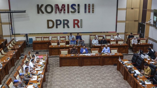 Komisi III DPR RI menggelar rapat dengar pendapat dengan Badan Keahlian DPR membahas soal pembentukan RUU tentang Perampasan Aset. (ANTARA FOTO/ASPRILLA DWI ADHA)