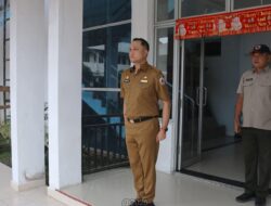 Sekda Kota Gunungsitoli Pimpin Upacara Bendera di Halaman Kantor Wali Kota