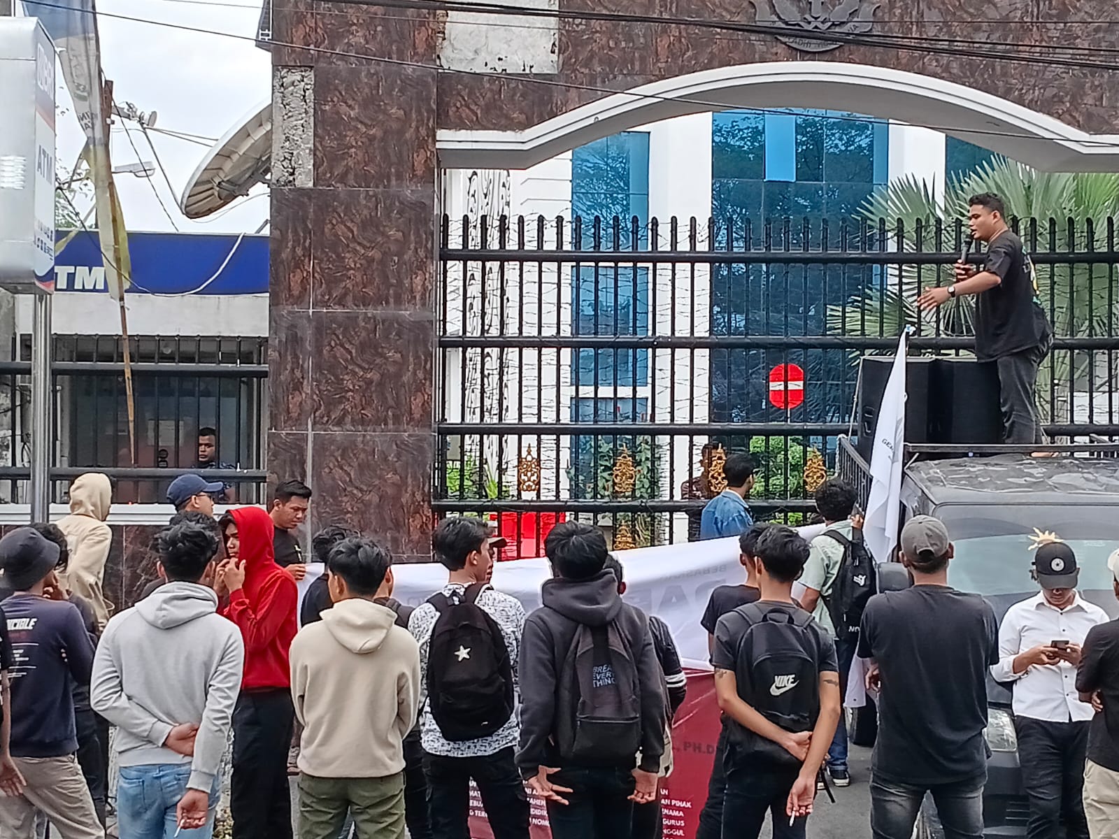 Teks foto: Beritasore.co.id/ist Aksi lanjutan GUNTUR di Kantor Kejaksaan Tinggi Sumatera Utara, Senin (2/2/2026).