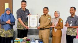 Direktur RSUD-TP Abdya dr Ismail Muhammad SpB, saat menerima apresiasi Fasilitas FKRTL dari BPJS Kesehatan Cabang Meulaboh. Foto direkam Selasa (3/2) lalu. Foto: Syafrizal 