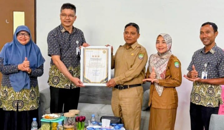 Direktur RSUD-TP Abdya dr Ismail Muhammad SpB, saat menerima apresiasi Fasilitas FKRTL dari BPJS Kesehatan Cabang Meulaboh. Foto direkam Selasa (3/2) lalu. Foto: Syafrizal 
