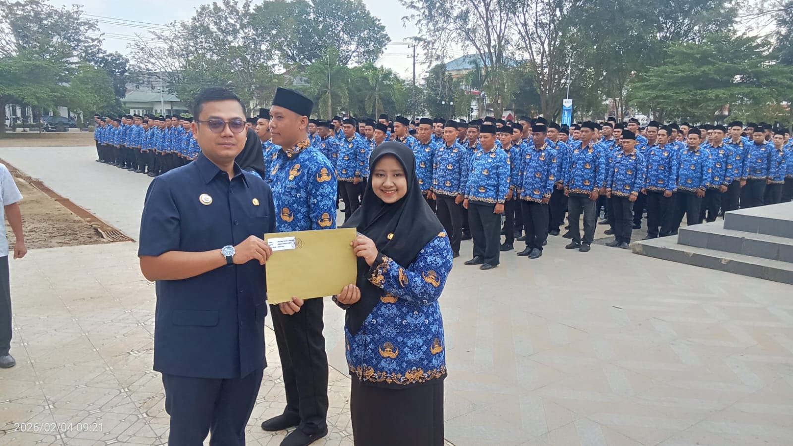Teks Foto: Wali Kota Jeffry Sentana S Putra, SE saat menyerahkan SK secara simbolis kepada perwakilan dari 1.352 PPPK Paruh Waktu, di Lapangan Merdeka Kota Langsa, Rabu (4/2). (Ist). 