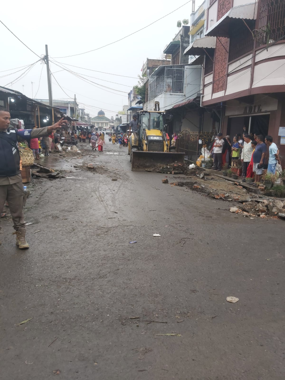Teks Foto Excavator membersihkan bangunan PKL yang melanggar aturan di Pangkalanbrandan, Jumat (6/2/26).Beritasore.co.id/Boy Aprizal