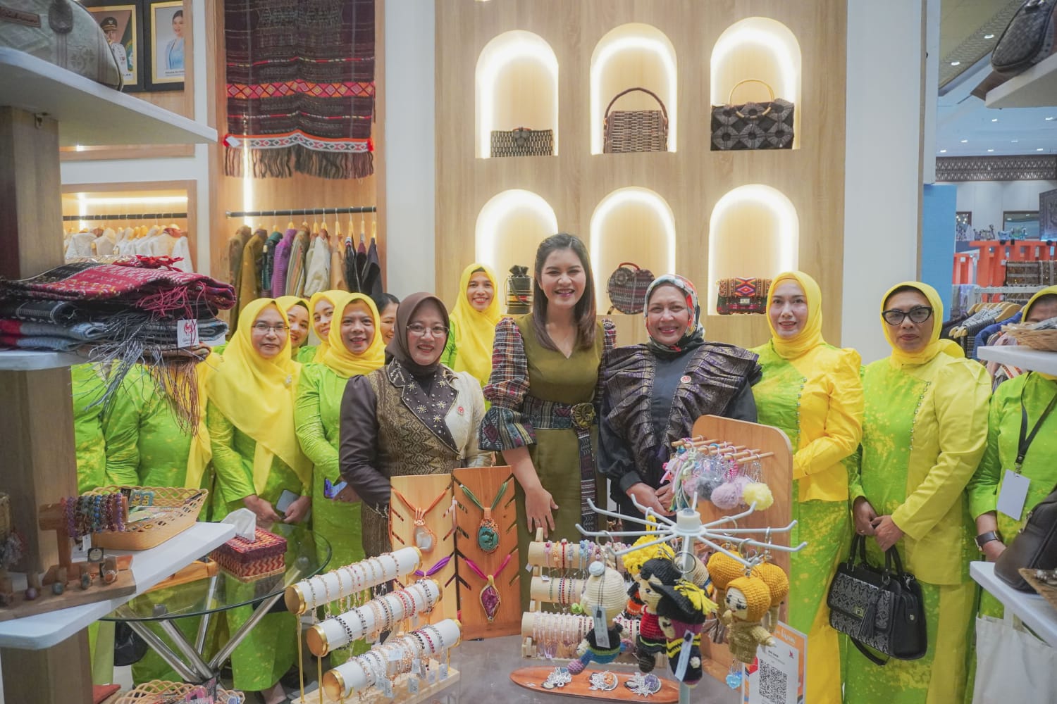 Teks fhoto Ketua Dekranasda Batubara Ny.Henny Heridawaty Baharuddin hadiri pembukaan pameran INACRAFT 2026 di Jakarta International Convention Center (JICC), Rabu (4/2/2026).beritasore/alirsyah