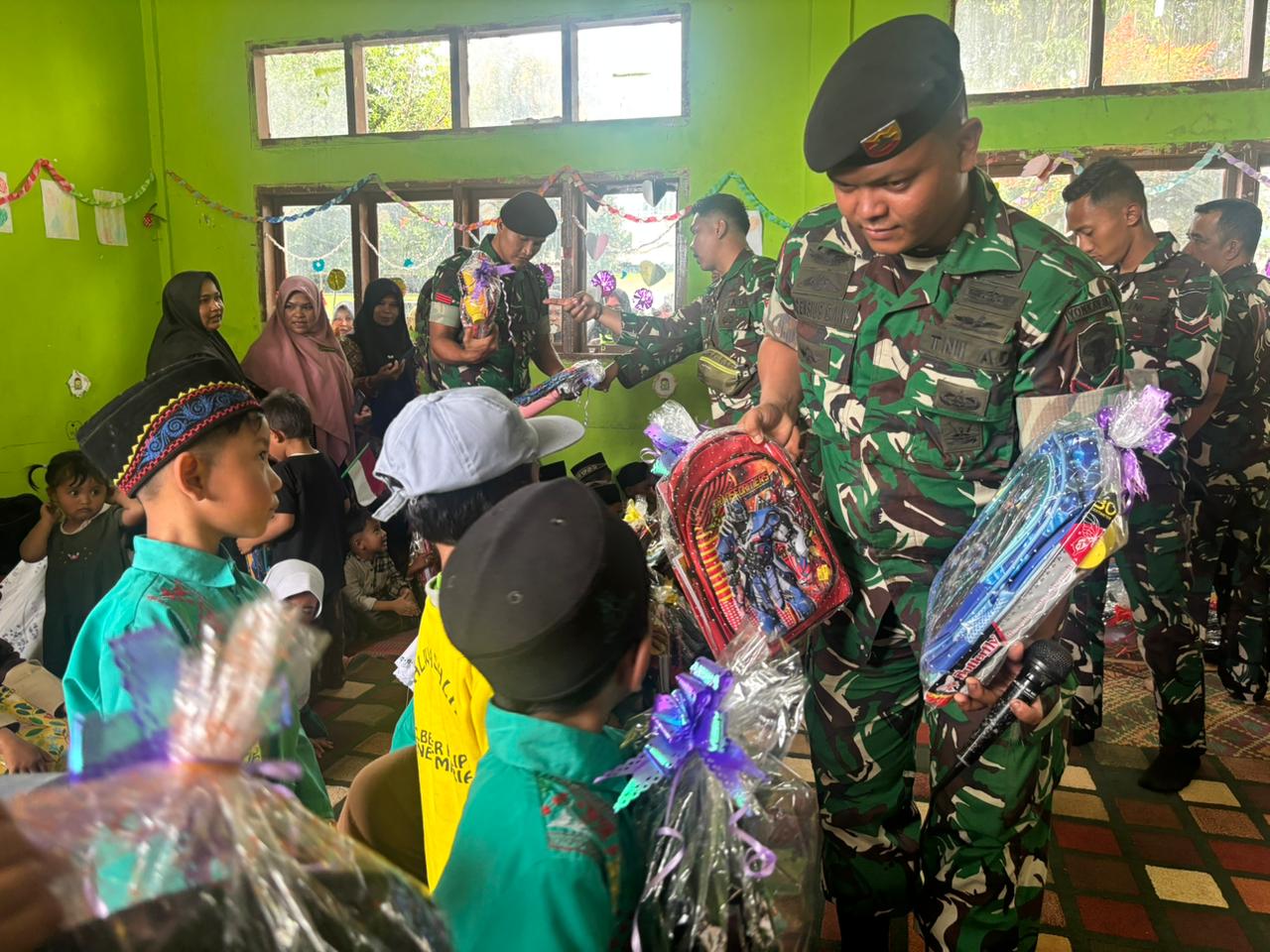 Teks dan foto : Komandan Yonkav 11/MSC, Letkol Kav Dani Syahputra, S.A.P, Jumat (6/2), ketika melaksanakan kegiatan bhakti sosial dan trauma healing bagi anak-anak di SD Negeri 7 Langkahan, dan Desa Gampong Blang, Kecamatan Langkahan, Kabupaten Aceh Utara, Jumat (6/2).(Foto: Zainuddin Abdullah)
