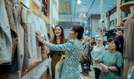 Teks foto: Ketua Dewan Kerajinan Nasional Daerah (Dekranasda) Provinsi Sumatera Utara (Sumut) Kahiyang Ayu memperkenalkan potensi kriya dan wastra khas Sumut kepada Ketua Umum Dewan Kerajinan Nasional (Dekranas) Pusat Selvi Gibran Rakabuming, saat mengunjungi stan Dekranasda Sumut, usai pembukaan The Jakarta International Handicraft Trade Fair (INACRAFT) 2026 di Jakarta International Convention Center (JICC), Jakarta, Rabu (4/2/2026).