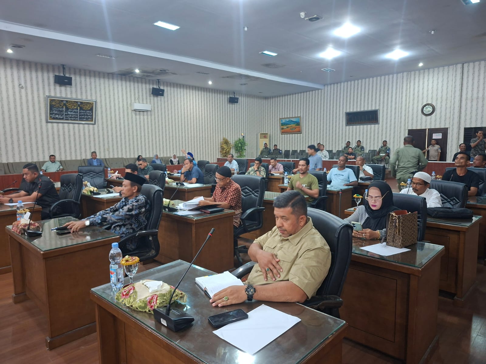 Rapat Dengar Pendapat (RDP) bersama pedagang buah dan dinas terkait, menyikapi pasca penggusuran dan pembongkaran lapak liar yang berada di bahu Jalan Pasar Induk Kota Langsa berlangsung kondusif dan dinamis di Ruang Rapat DPRK setempat, Jumat (07/02/2026).ist