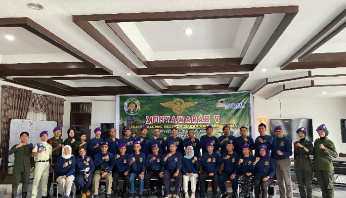 Peserta Musyawarah V Ikatan Alumni Resimen Mahasiswa Batalyon-A/USU (IKAYON-A/USU) foto bersama usai pemilihan ketua untuk periode 2026-2030, Mess USU, Berastagi, Kabupaten Karo, Minggu (08/02/2026). Ist