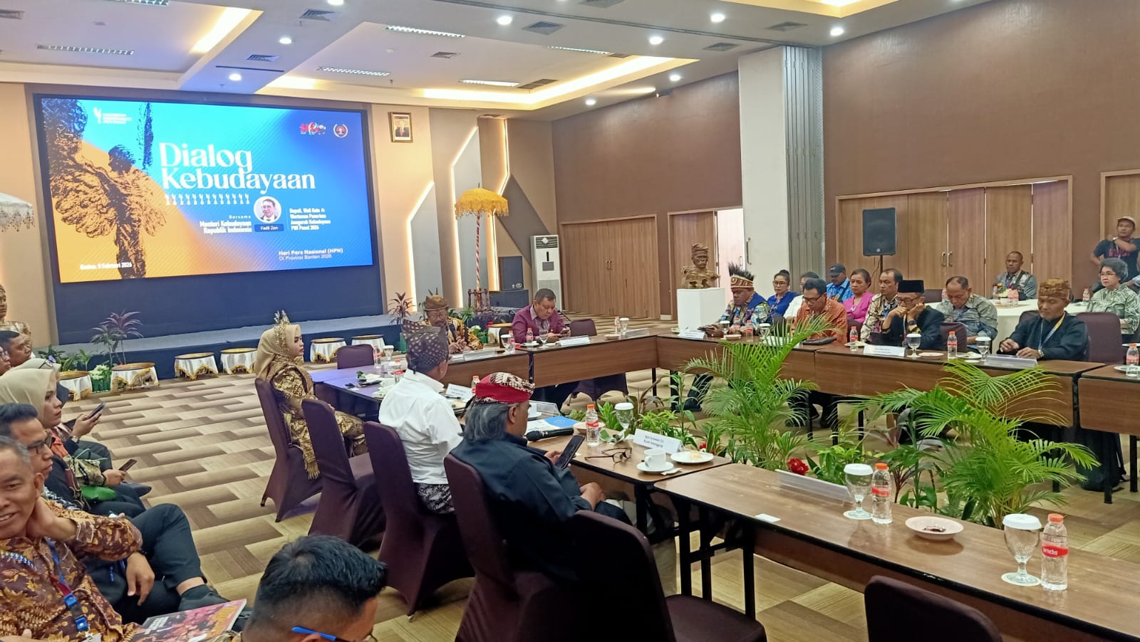 Bupati Labuhanbatu Maya Hasmita berbicara di forum 'Dialog Kebudayaan' di convention Horison Hotel. (Foto:Neirul Nizam Aru)