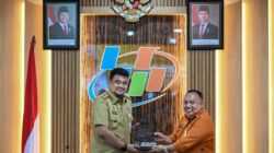 Teks foto: Gubernur Sumatera Utara (Sumut) Muhammad Bobby Afif Nasution di dampingi sejumlah OPD melakukan kunjungan ke Kantor Badan Pusat Statistik Sumut guna mendengarkan paparan Kepala BPS Sumut Asim Saputra, terkait data statistik di Sumatera Utara, di Kantor BPS Sumut Jalan Asrma No 179 Medan, Senin (9/2/2026).
