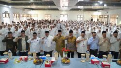 Teks Foto  Sekda Kabupaten Langkat H. Amril, S.Sos., M.AP, foto bersama saat kegiatan Manasik Haji Terintegrasi Kabupaten/Kota dan Kecamatan se-Kabupaten Langkat Tahun 1447 Hijriah/2026 Masehi, di Aula Cabang Dinas Pendidikan Wilayah II, Selasa (10/2/2026).beritasore.co..id/ist. 