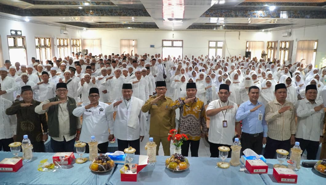 Teks Foto  Sekda Kabupaten Langkat H. Amril, S.Sos., M.AP, foto bersama saat kegiatan Manasik Haji Terintegrasi Kabupaten/Kota dan Kecamatan se-Kabupaten Langkat Tahun 1447 Hijriah/2026 Masehi, di Aula Cabang Dinas Pendidikan Wilayah II, Selasa (10/2/2026).beritasore.co..id/ist. 