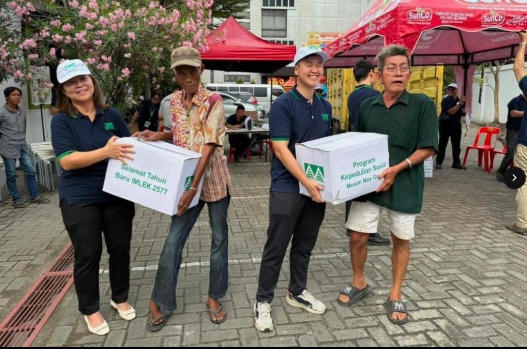 beritasore.co.id/Ist Perwakilan Musim Mas Grup menyerahkan bantuan paket Imlek 2577 program CSR, kepada warga prasejahtera di Kecamatan Medan Labuhan, di Gedung STMB Multi Smart, baru-baru ini.