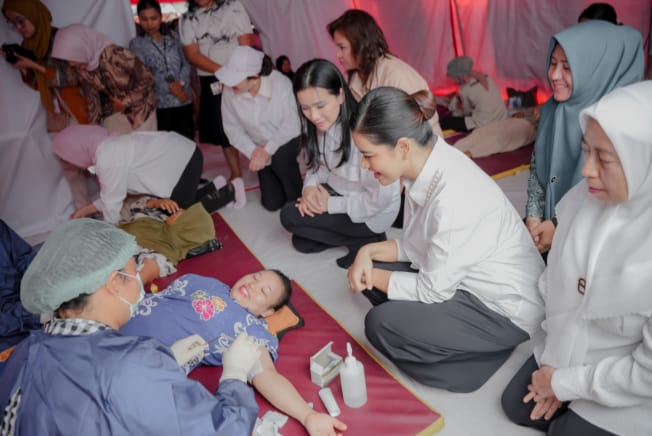 Teks foto: Ketua Tim Penggerak Pemberdayaan Kesejahteraan Keluarga (TP PKK) Provinsi Sumatera Utara (Sumut), Kahiyang Ayu, mendampingi kunjungan SERUNI KMP dalam rangka penyaluran bantuan di Hunian Sementara (Huntara) Tanah Merah, Hutanabolon, Kecamatan Tukka, Kabupaten Tapanuli Tengah, Rabu (11/2/2026)