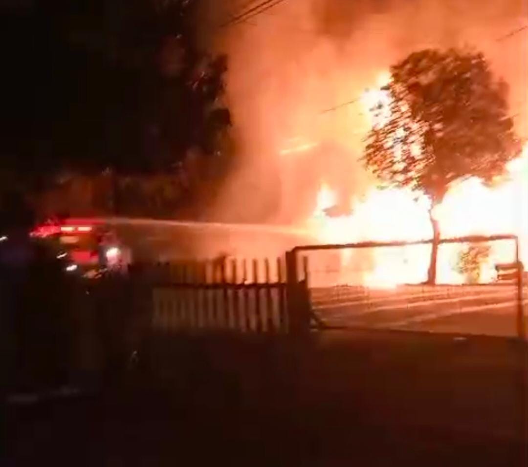 Foto dede: Petugas BPBD Kota Langsa saat berupaya melakukan pemadaman api yang menghanguskan dua rumah sewa berkonstruksi kayu ludes dilalap api di Gampong Blang, Dusun Sentosa, Kecamatan Langsa Kota, Kota Langsa, Senin (16/02/2026) sekira 20:45 Wib.