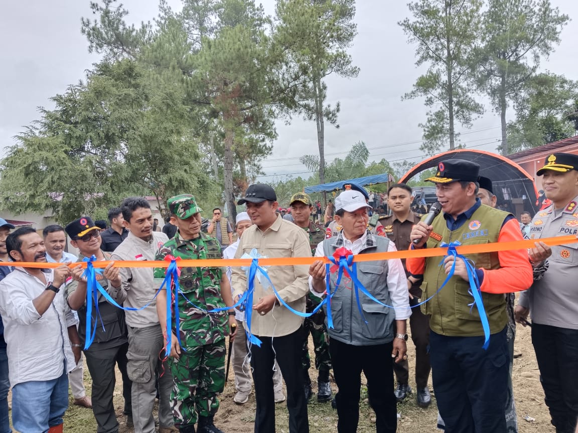 Bupati Gayo Lues dan Wakil Bupati Gayo Lues serta Kapusdiklat BNPB saat akan meresmikan Huntara di Desa Rigeb kecamatan Dabun Gelang.(Muhammad Iqbal/berita)