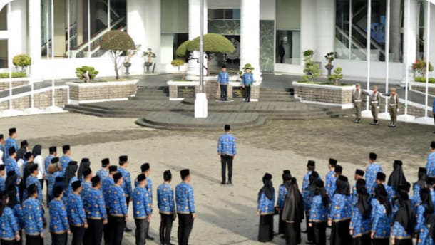 Teks foto: Wakil Gubernur Sumatera Utara (Sumut) Surya menjadi Inspektur Upacara (Irup) pada Upacara Hari Kesadaran Nasional di Lapangan Apel Kantor Gubernur Sumut Jalan Diponegoro Kota Medan, Rabu (18/2/2026).
