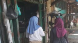 Teks Foto  Pedagang ayam kampung di Pasar Tradisional P.Brandan saat melayani pembeli, Rabu (18/2/26).Beritasore.co.id/Boy Aprizal. 