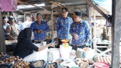 Keterangan Gambar: Bupati Palas Putra Mahkota Alam Hasibuan SE bersama Wakil Bupati Palas H. Achmad Fauzan Nasution, S.H.I., M.Pd.i kunjungan ke Pasar Sibuhuan, Rabu (18/2) (Berita/Ist)