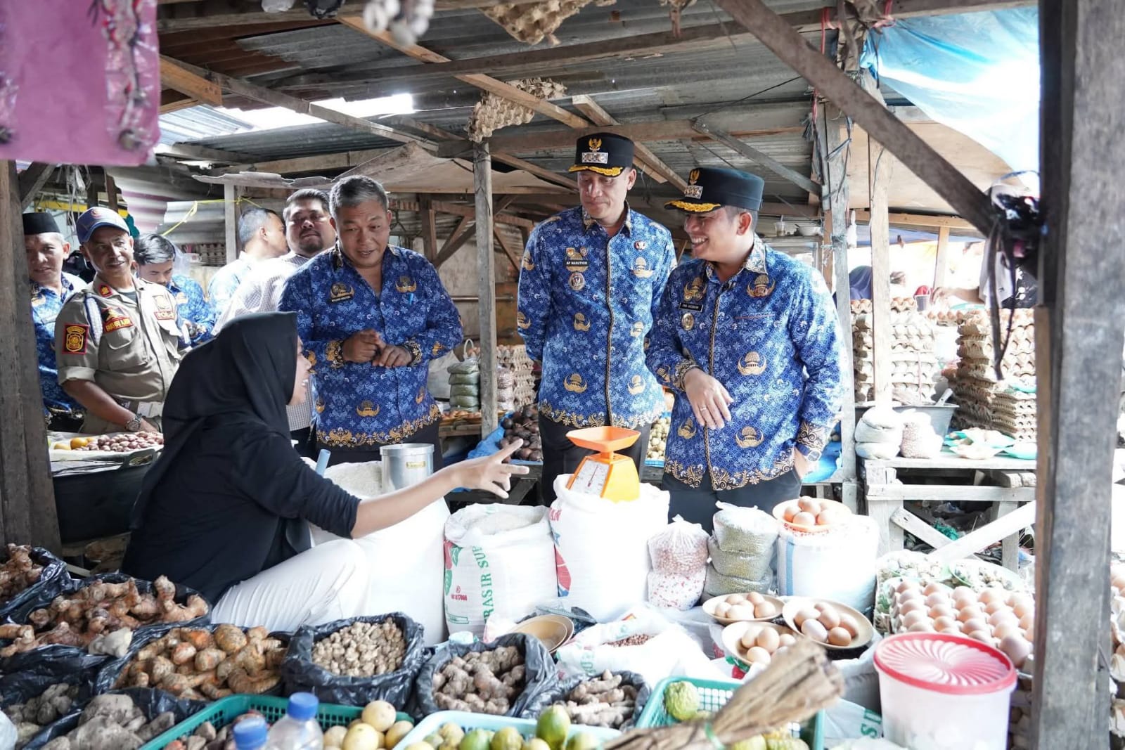 Keterangan Gambar: Bupati Palas Putra Mahkota Alam Hasibuan SE bersama Wakil Bupati Palas H. Achmad Fauzan Nasution, S.H.I., M.Pd.i kunjungan ke Pasar Sibuhuan, Rabu (18/2) (Berita/Ist)