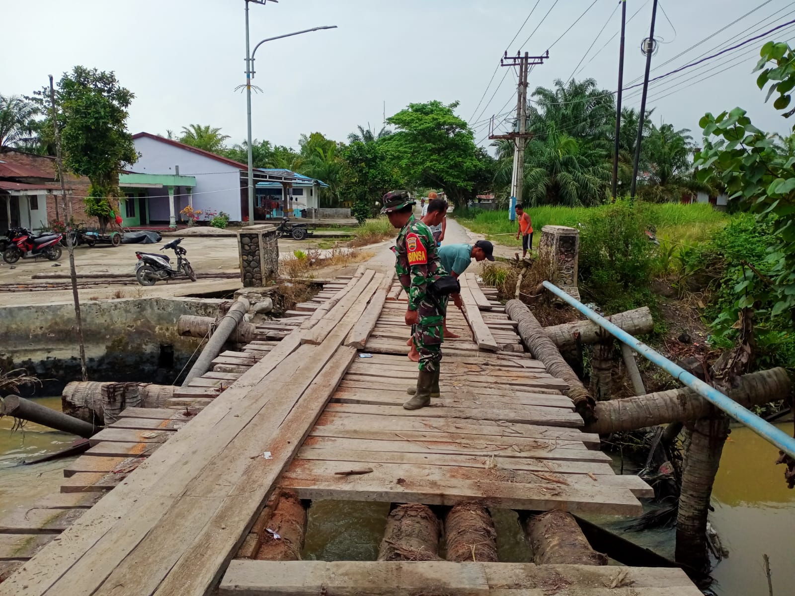 Teks fhoto Sinergi Pemkab Batubara Dan Kodam I/BB Bangun Jembatan Bailey di Desa Sei Buah Keras Kecamatan Medang Deras Rabu (18/2/2026).beritasore/alirsyah